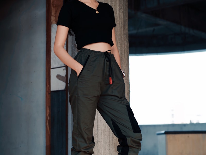 潮牌运动服套装，色彩鲜艳，设计独特