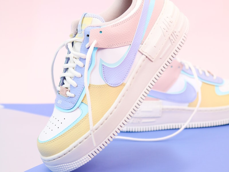 涂鸦风格的专业篮球，表面有街头艺术图案